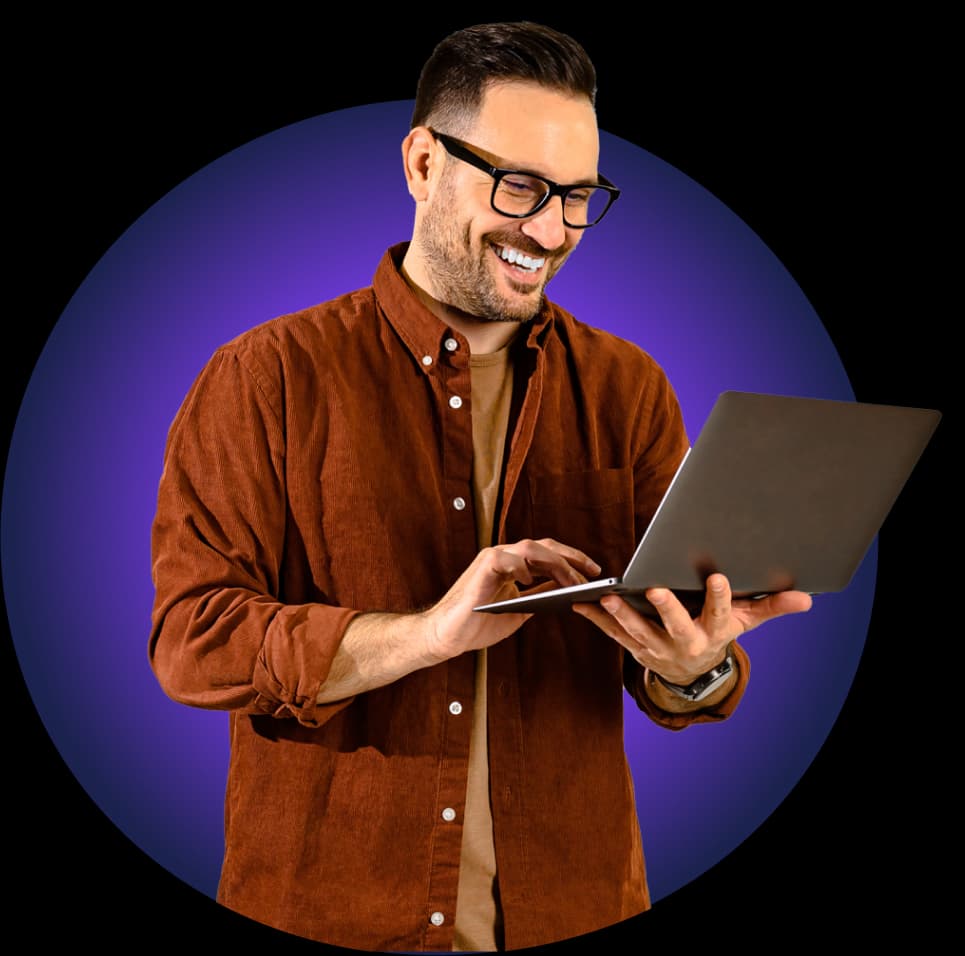 Freelance souriant travaillant sur son laptop