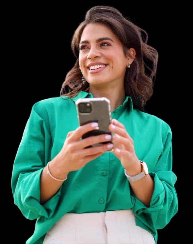 Femme souriante tenant un smartphone