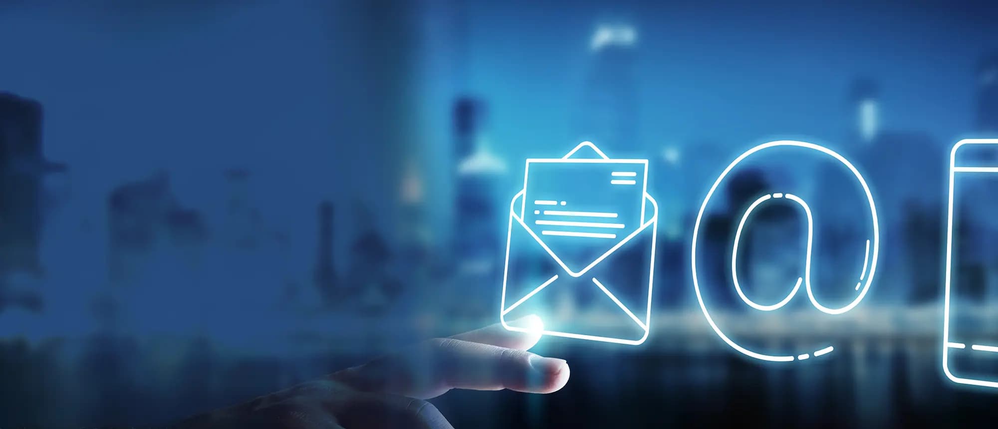 Icône d'enveloppe et symbole arobase représentant un contact par email