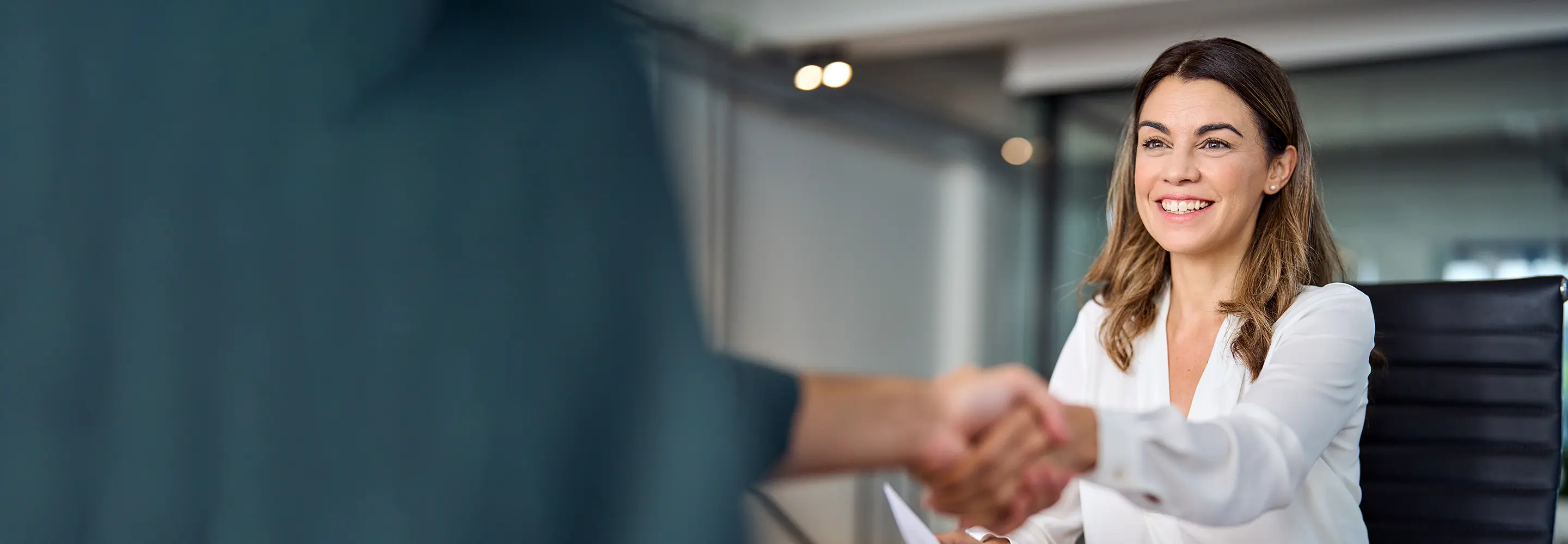 Experte en portage salarial serrant la main à un freelance intéressé
