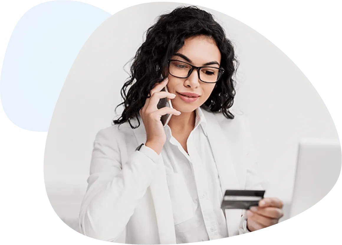 Consultante au téléphone pour vérifier son compte bancaire
