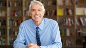 Freelance Senior souriant