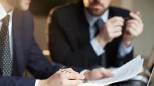 Un freelance et son client discutant d'un contrat