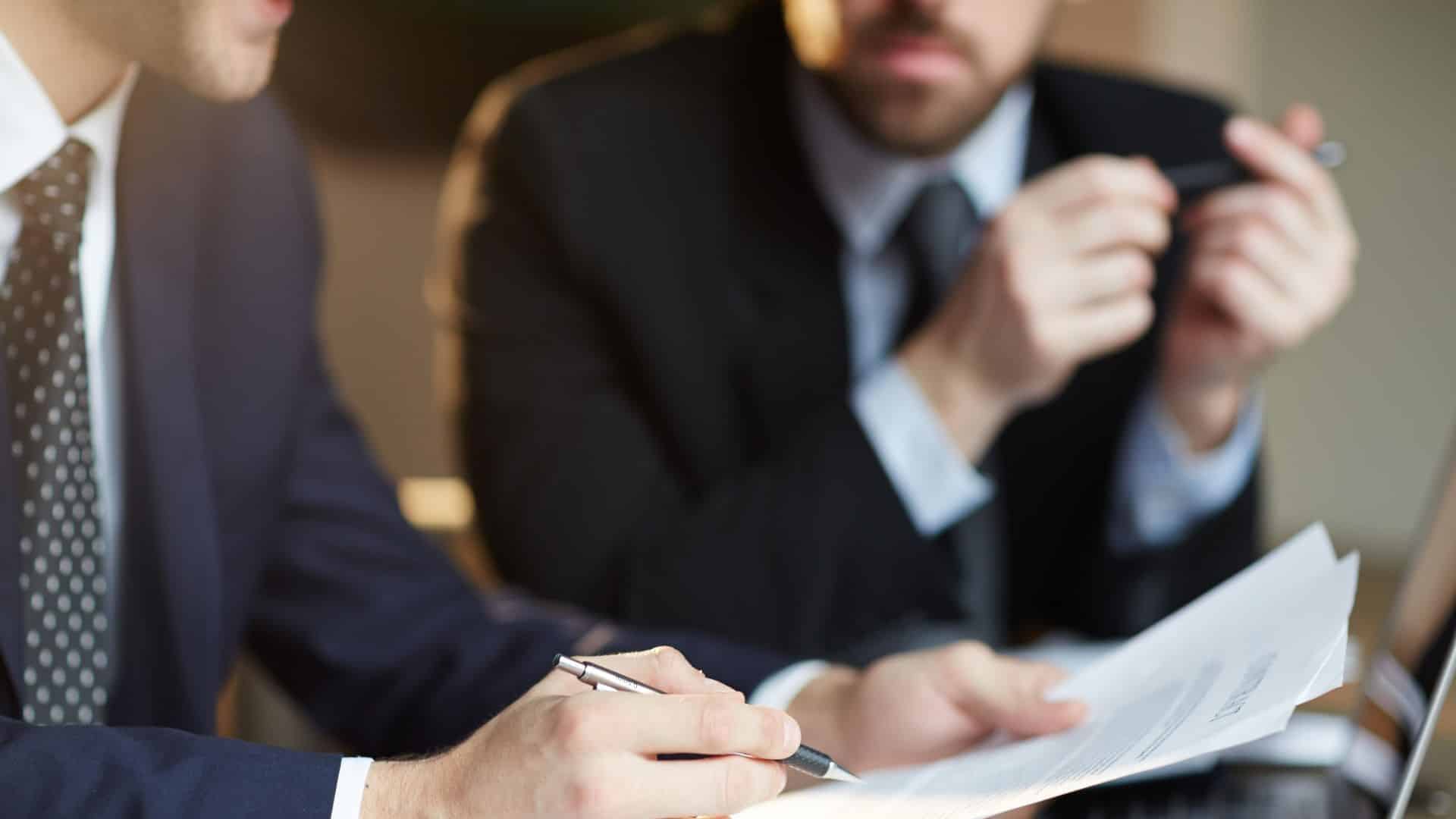 Un freelance et son client discutant d'un contrat