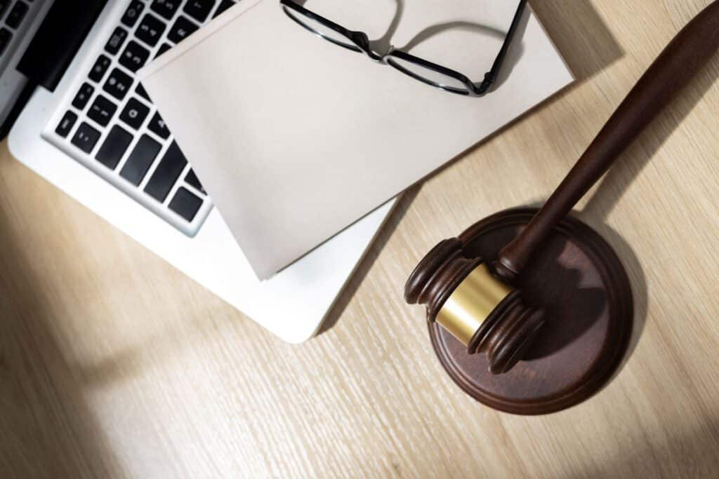 Marteau du juge à coté d'un PC - Statuts juridiques pour freelance